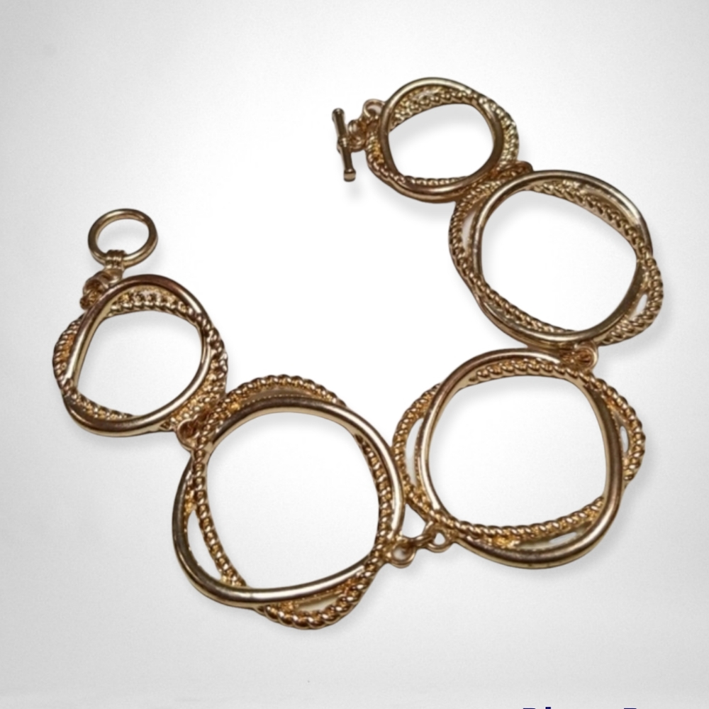 Vintage 1970s Goldtone Intertwined Circles Rope Design Toggle Clasp Bracelet - Picture 4 of 11